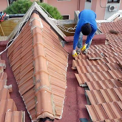 Çatı onarımı — mahya ve kiremit uygulaması