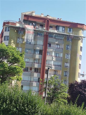 Yüksek katlı binada mantolama — taş yünü levha montajı