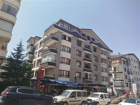 Gri ve antrasit dış cephe uygulaması — dükkanlı apartman