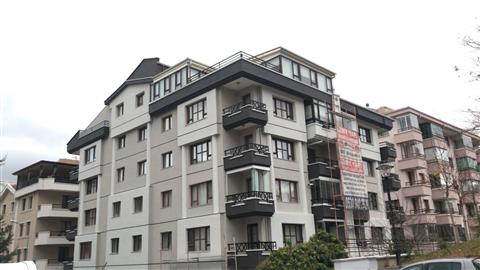 Tamamlanmış gri dış cephe mantolama — apartman