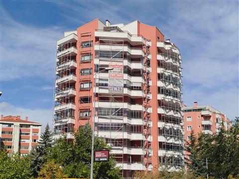 Kiremit kırmızısı ve beyaz cephe yenileme — tamamlanan proje
